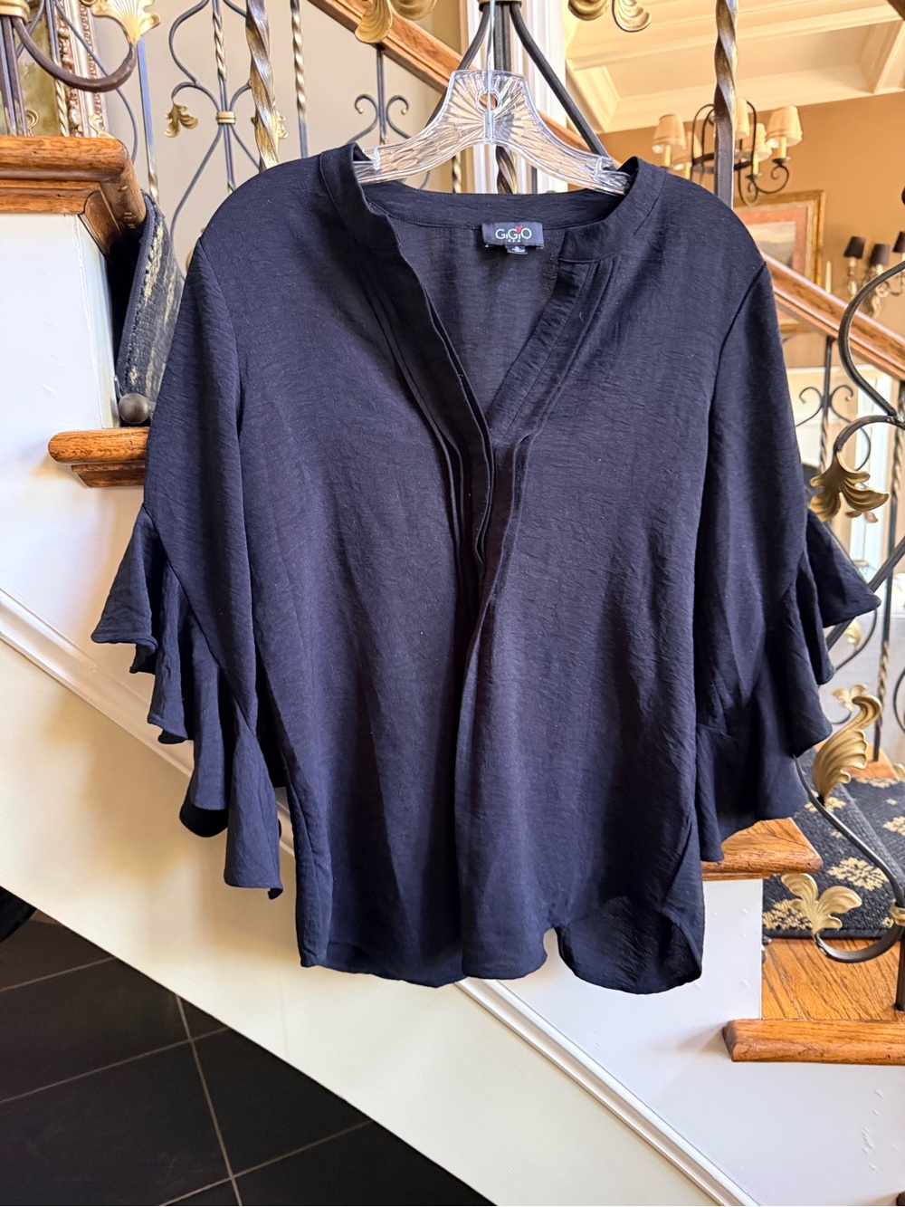 GiGio USA Black tunic top. EUC Size S Bell sleeves. Polyester